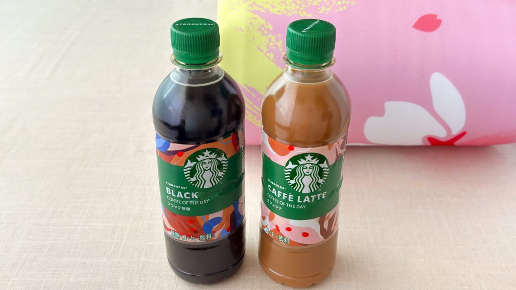 スターバックス_SAKURAキャンペーン「スターバックスオリジナルレジャーシート」とCOFFEE OF THE DAYのペットボトルが並んでいる様子