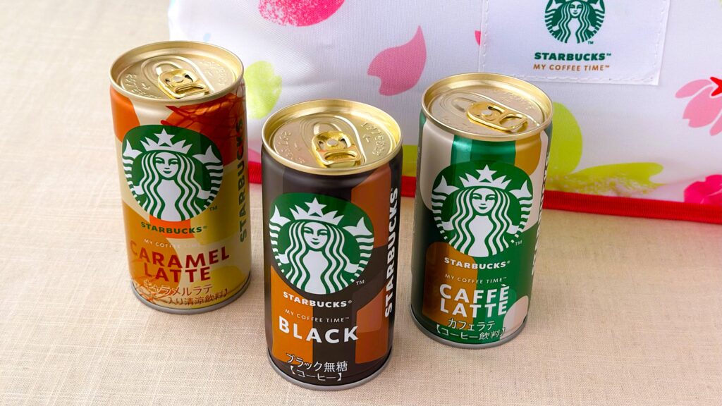 スターバックス_「スターバックスコーヒーオリジナル保冷バッグ」とMY COFFEE TIMEの缶が並んでいる様子