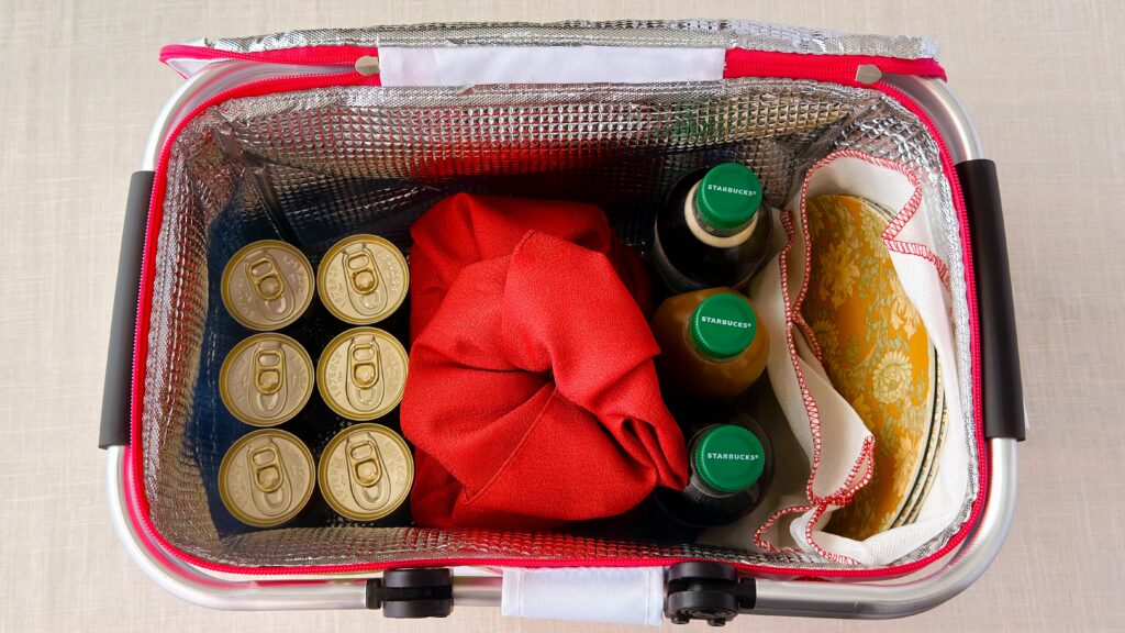 スターバックス_ペットボトルや皿などがはいったSAKURAキャンペーンの「スターバックスコーヒーオリジナル保冷バッグ」