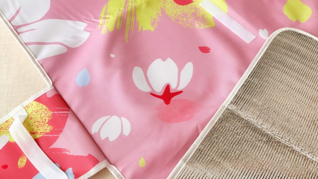 スターバックス_SAKURAキャンペーン「スターバックスオリジナルレジャーシート」の質感や裏側の様子