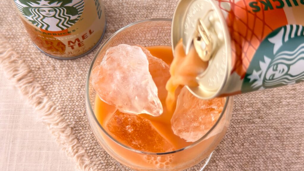 スターバックス_「スターバックス® マイ コーヒー タイム™キャラメルラテ」をグラスに注いでいる様子