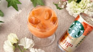 スターバックス_お花に囲まれた「スターバックス® マイ コーヒー タイム™キャラメルラテ」と缶