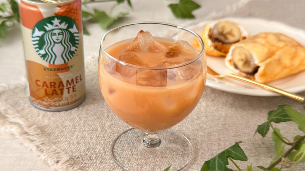 スターバックス_「スターバックス® マイ コーヒー タイム™キャラメルラテ」とチョコバナナクレープがテーブルの上に並んでいる様子