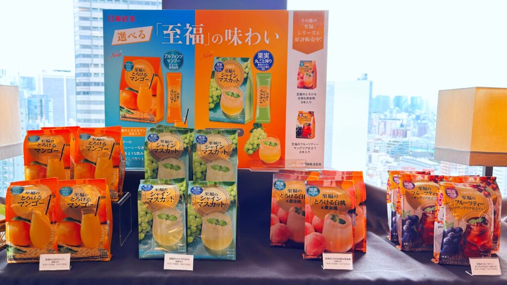 日東紅茶_新フレーバーの「至福のとろけるマンゴー」と「至福のシャインマスカット」などのパッケージが並んでいる様子