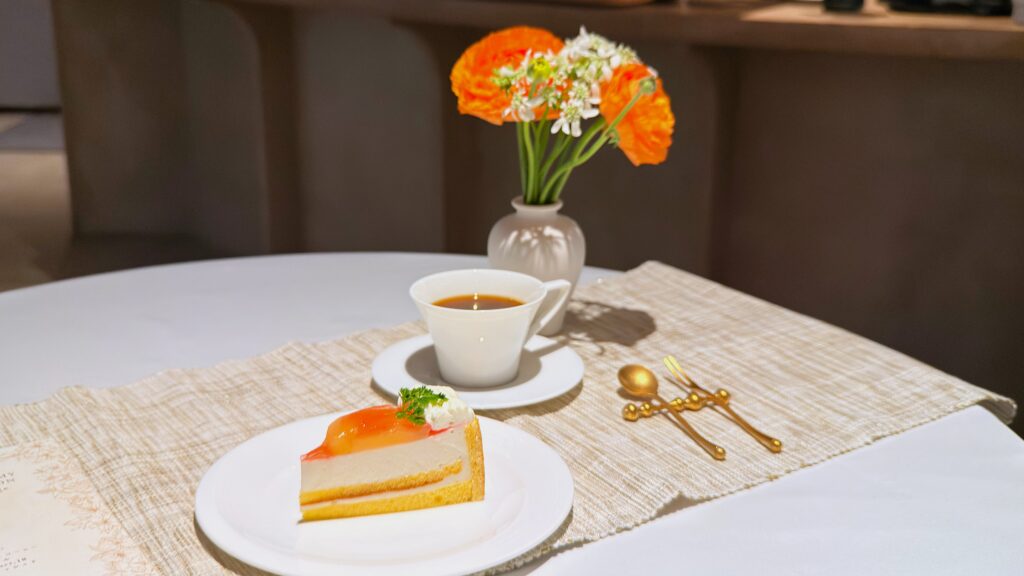 UCC_テーブルの上にコーヒーやお花などが置いてある様子