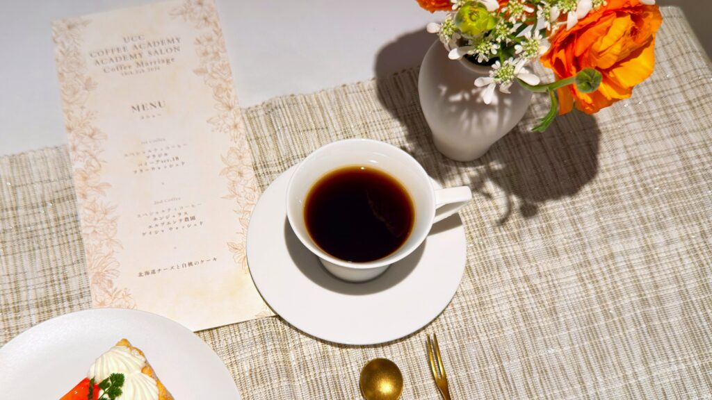 UCC_アカデミーサロンの内容表やコーヒーが並んでいる様子