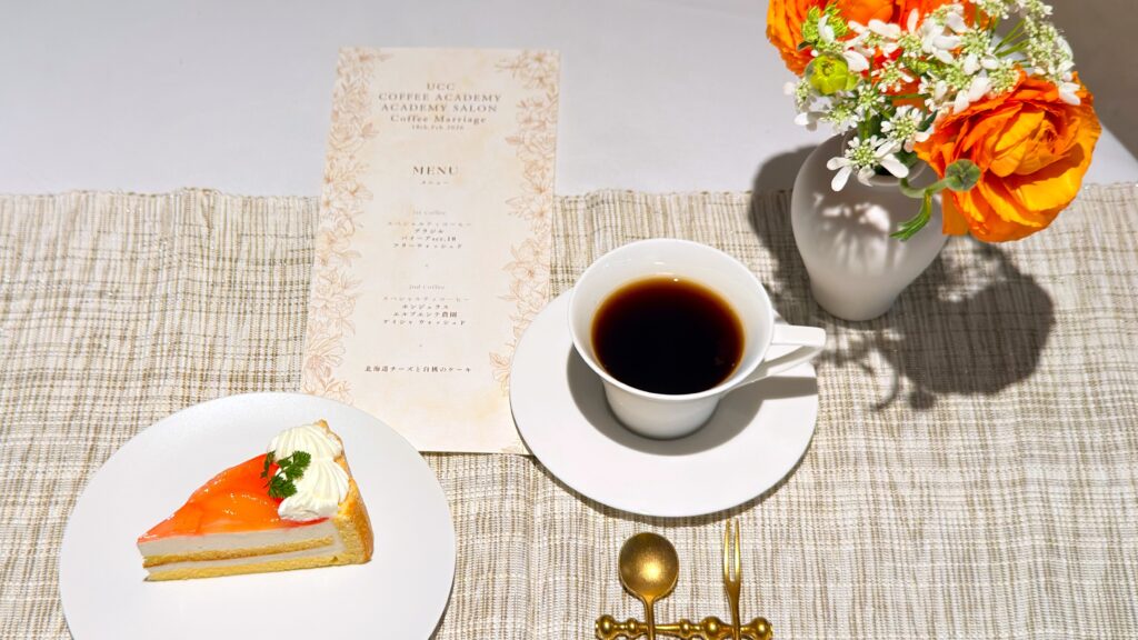 UCC_テーブルの上にコーヒーやケーキなどが置いてある様子