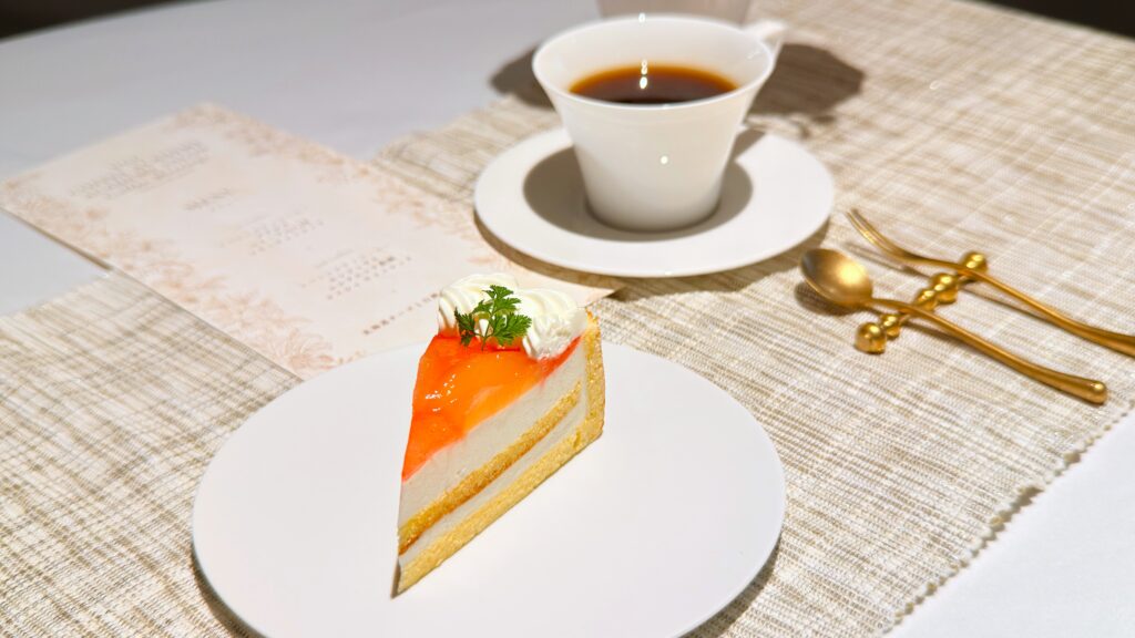 UCC_「北海道チーズと白桃のケーキ」の皿のせ