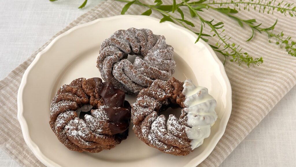 ミスタードーナツ_「ショコラフレンチ」や「エンゼルショコラ」「ザクザクチョコクリームショコラ」の皿盛り