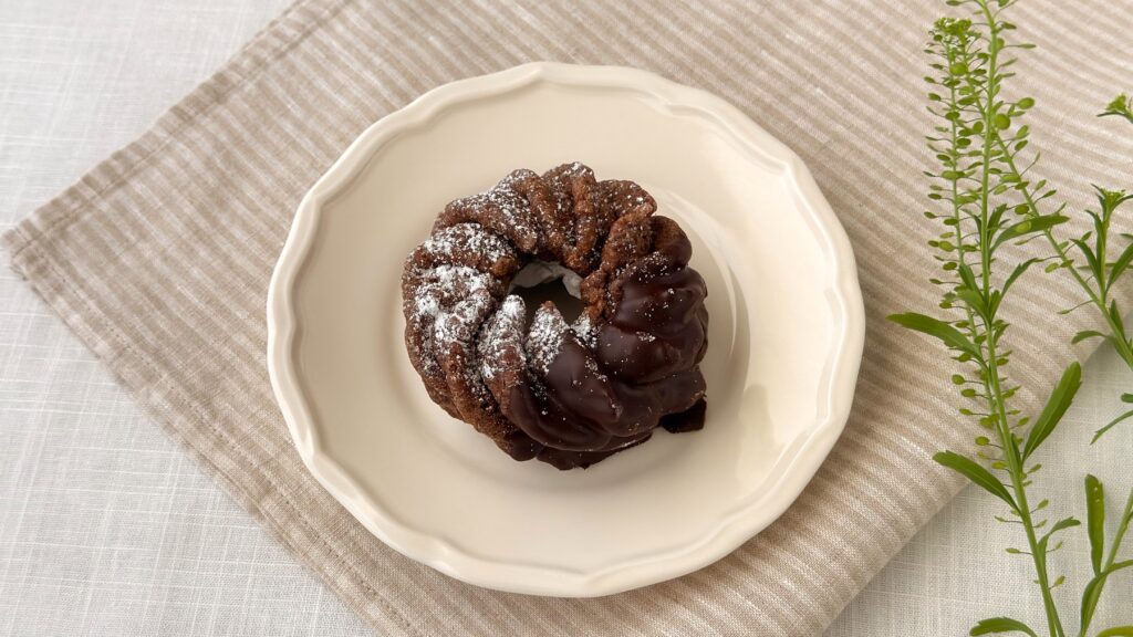 ミスタードーナツ_白皿にのった「エンゼルショコラ」