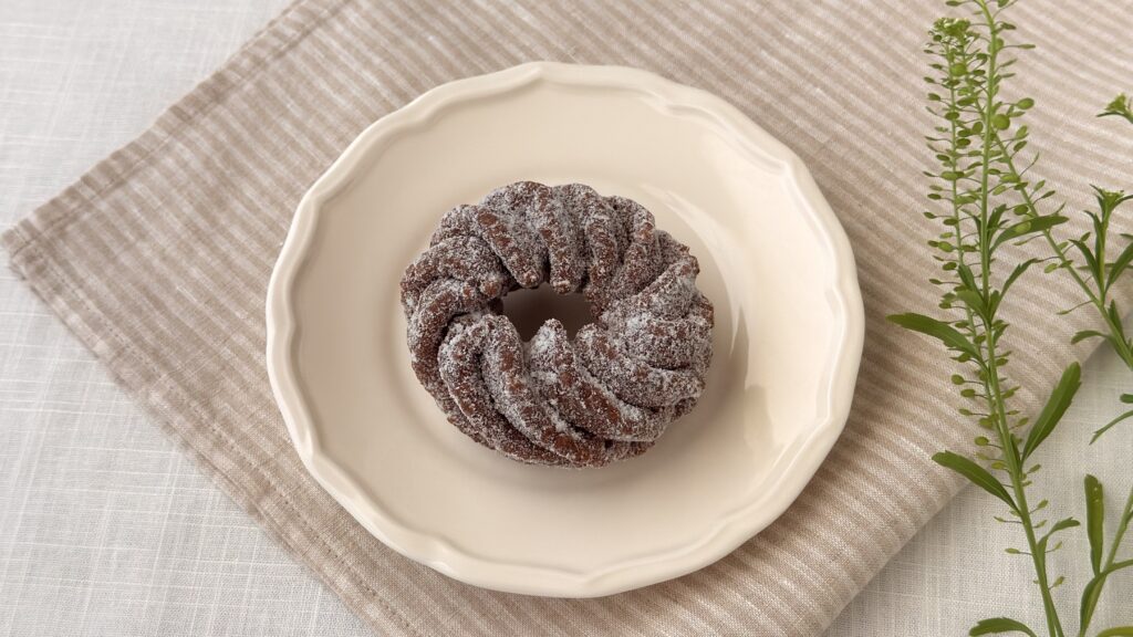 ミスタードーナツ_白皿にのった「ショコラフレンチ」