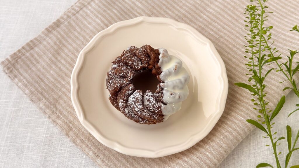 ミスタードーナツ_白皿にのった「ザクザクチョコクリームショコラ」