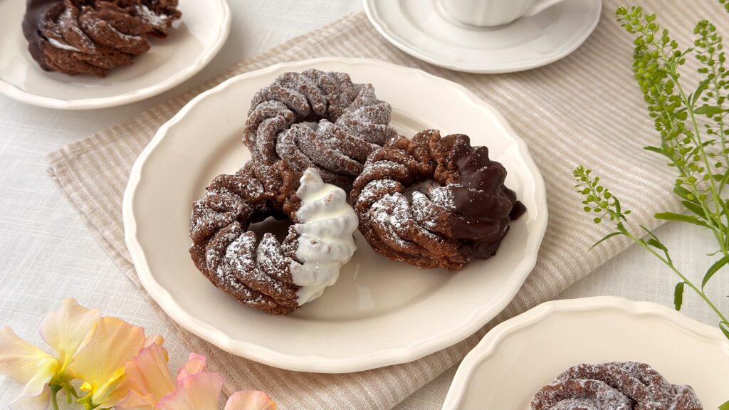 ミスタードーナツ_「ショコラフレンチ」や「エンゼルショコラ」「ザクザクチョコクリームショコラ」の皿盛りとコーヒーが並んでいる様子