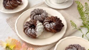 ミスタードーナツ_「ショコラフレンチ」や「エンゼルショコラ」「ザクザクチョコクリームショコラ」の皿盛りとコーヒーが並んでいる様子