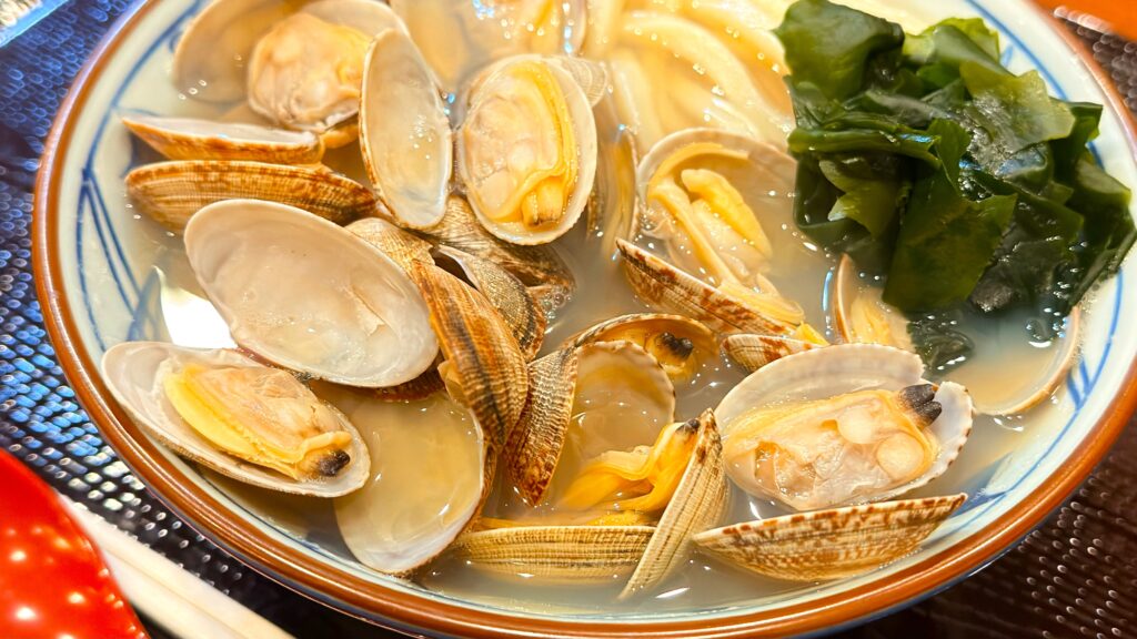 丸亀製麺_あさりやわかめがのった「山盛りあさりうどん」