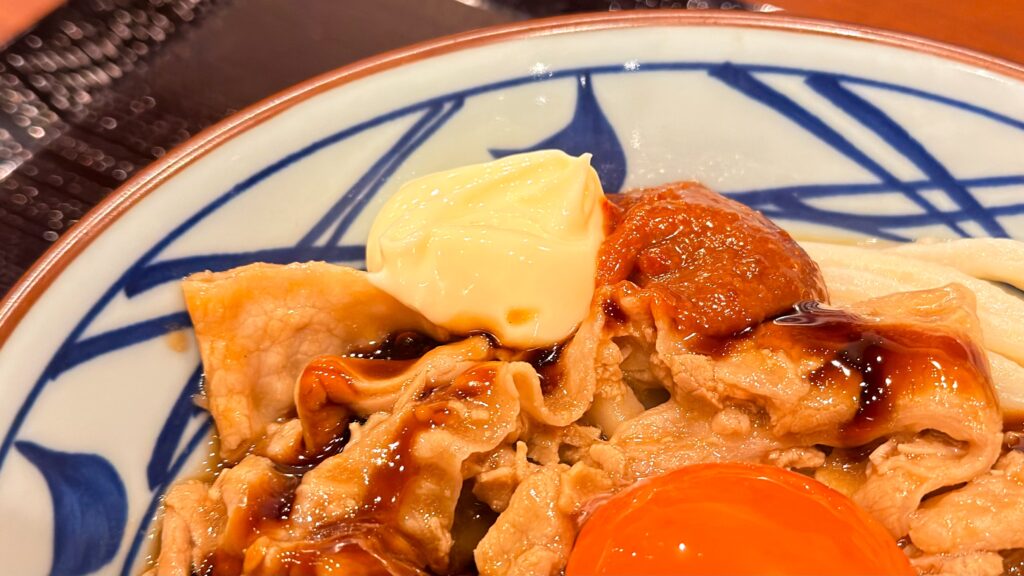丸亀製麺_「こく旨豚玉ぶっかけうどん」のマヨネーズと辛味噌