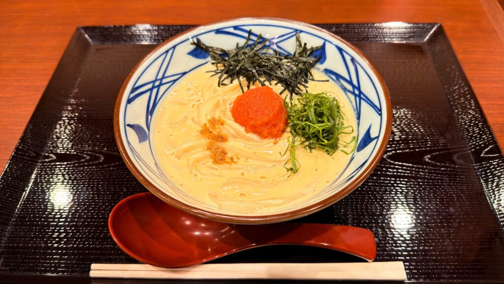 丸亀製麺_お盆の上にのった「明太クリームうどん」