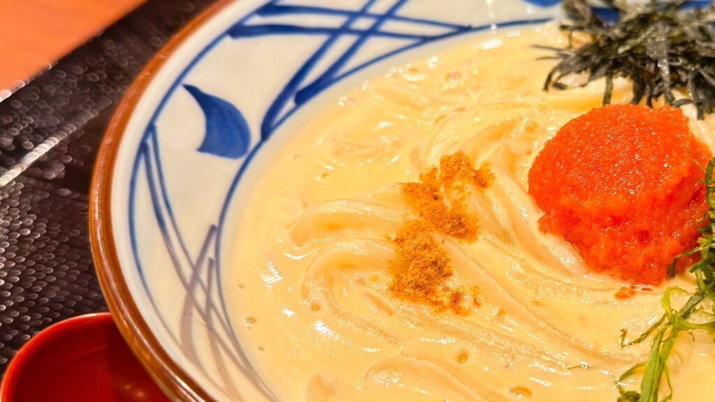 丸亀製麺_かつお粉がかかった「明太クリームうどん」のスープ