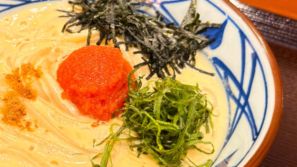 丸亀製麺_「明太クリームうどん」の明太子や大葉、のり