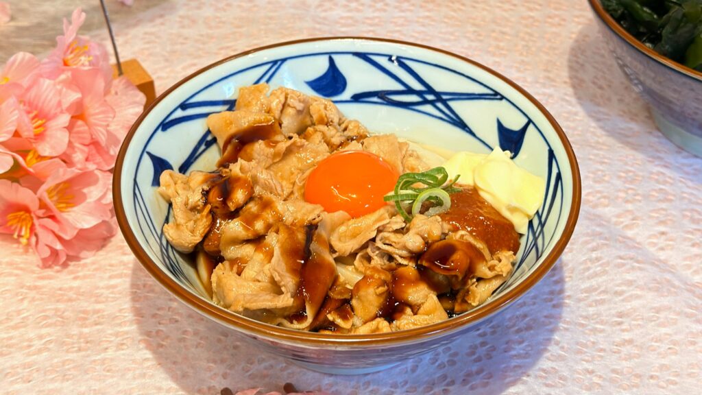 丸亀製麺_桜に囲まれた「こく旨豚玉ぶっかけうどん」