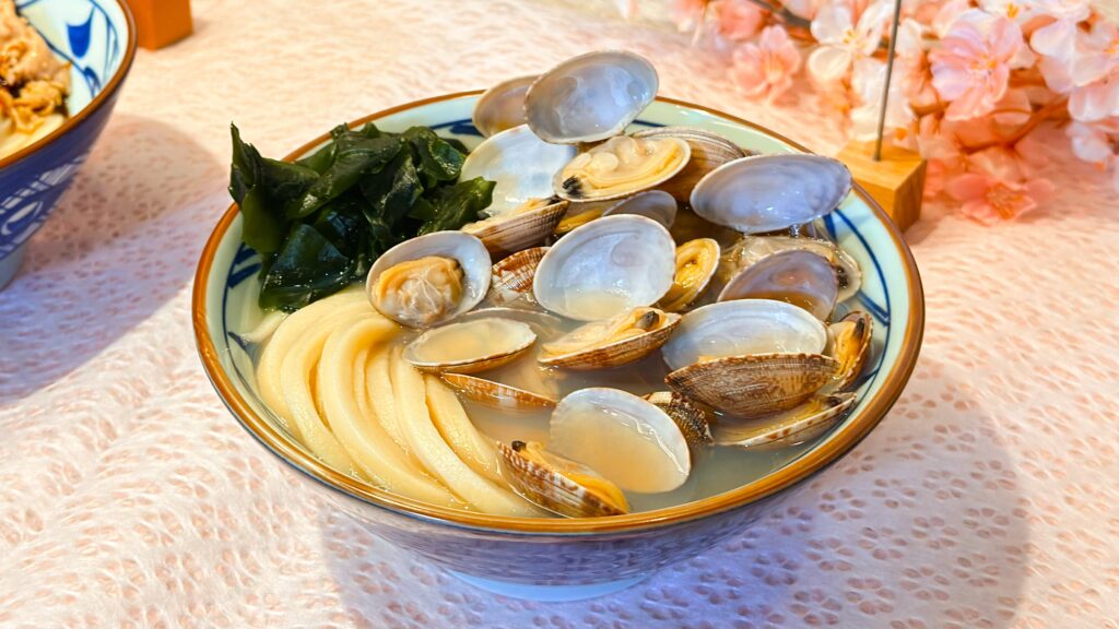 丸亀製麺_桜に囲まれた「山盛りあさりうどん」