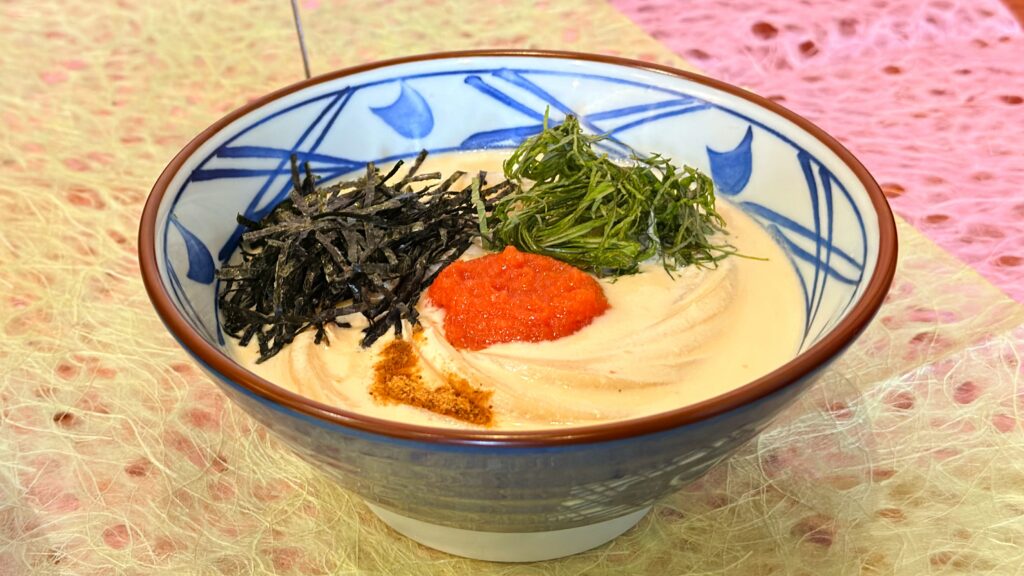 丸亀製麺_「明太クリームうどん」が置いてある様子