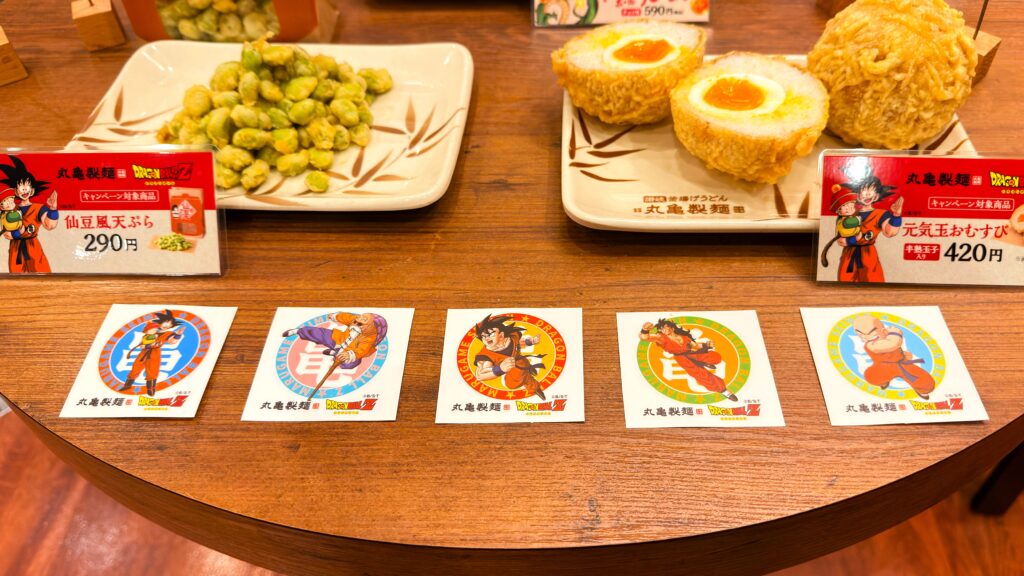 丸亀製麺_ドラゴンボールZコラボの限定シールが並んでいる様子