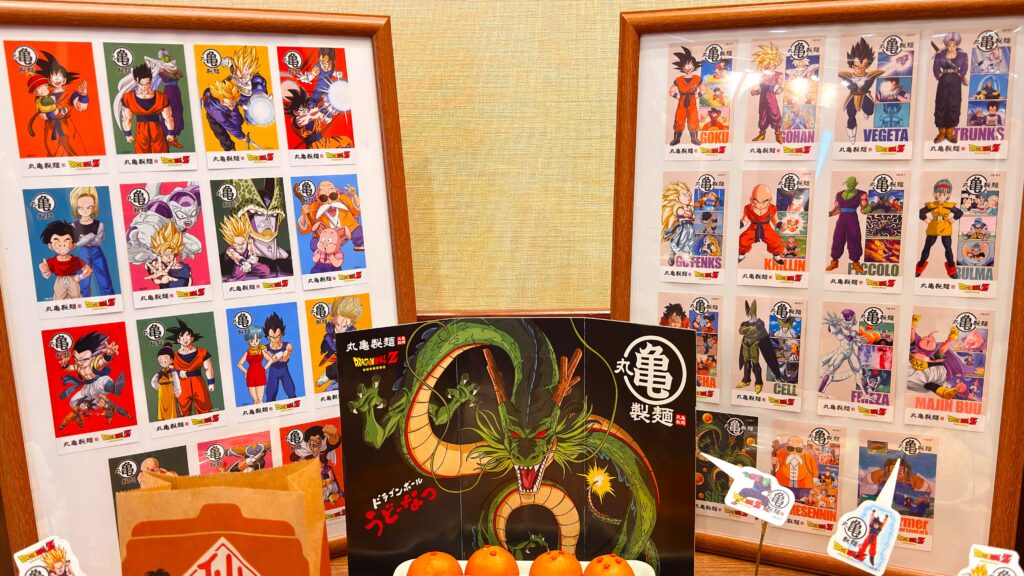 丸亀製麺_ドラゴンボールZコラボの限定うどん札が額縁に入っている様子
