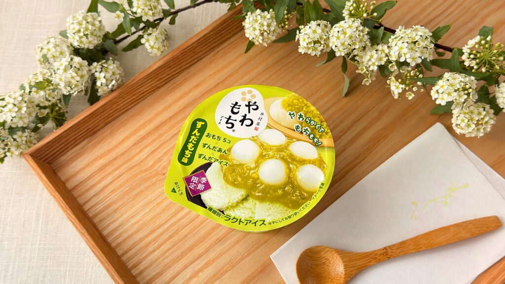 井村屋_お花に囲まれた「やわもちアイス ずんだもち味」