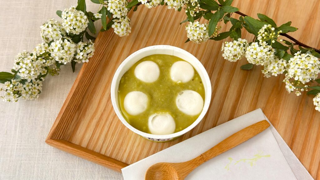 井村屋_「やわもちアイス ずんだもち味」とスプーンが並んでいる様子