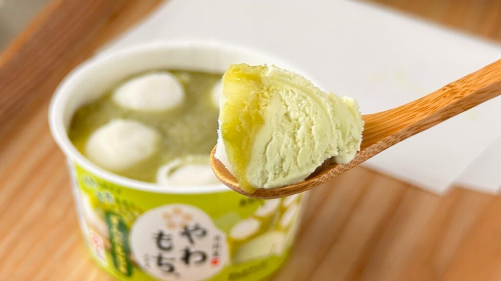 井村屋_「やわもちアイス ずんだもち味」をスプーンで持っている様子