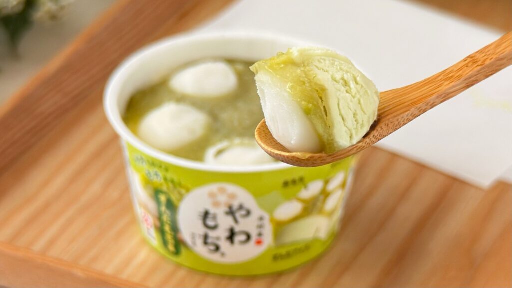 井村屋_「やわもちアイス ずんだもち味」をスプーンですくっている様子