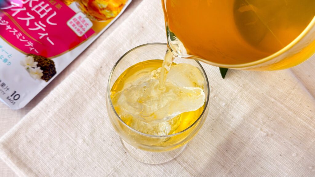 日東紅茶_冷水で抽出した「水出しアイスティー ピーチジャスミンティー」を注いでいる様子