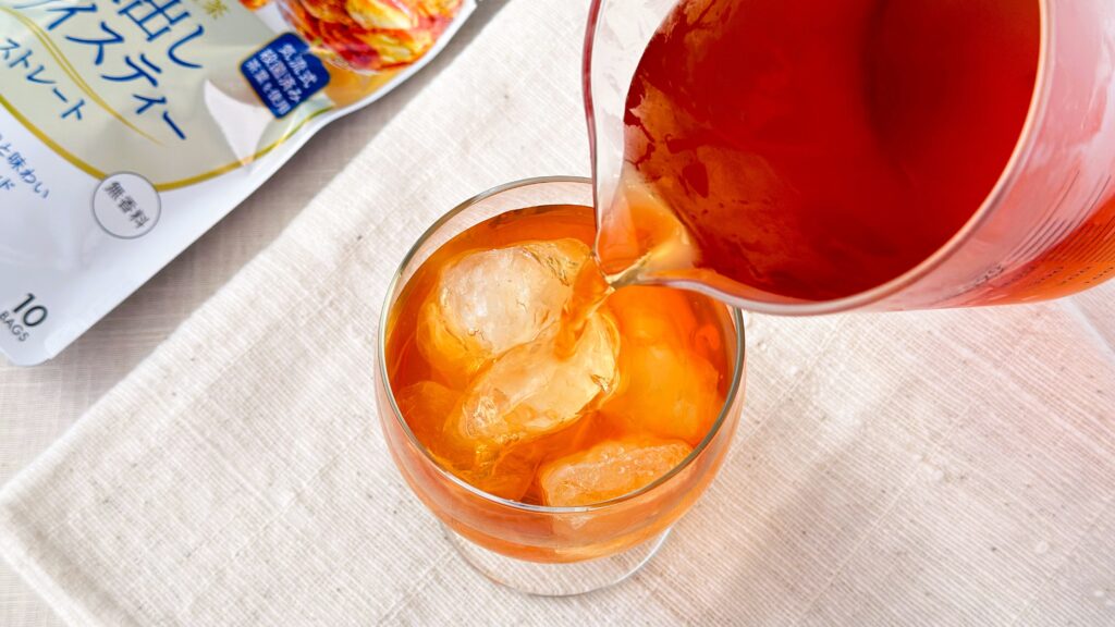 日東紅茶_冷水で抽出した「水出しアイスティー ストレート」を注いでいる様子