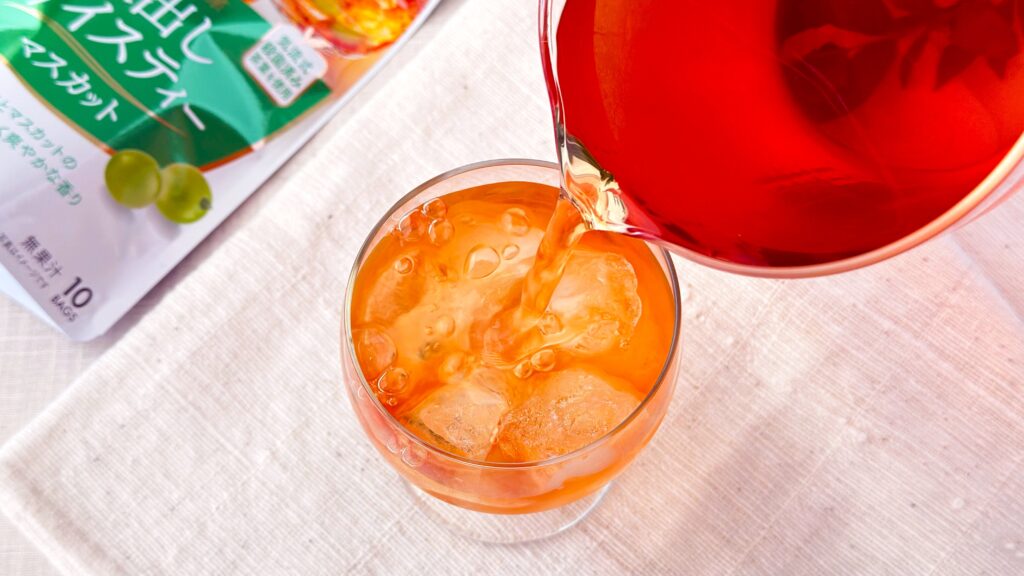 日東紅茶_冷水で抽出した「水出しアイスティー マスカット」を注いでいる様子