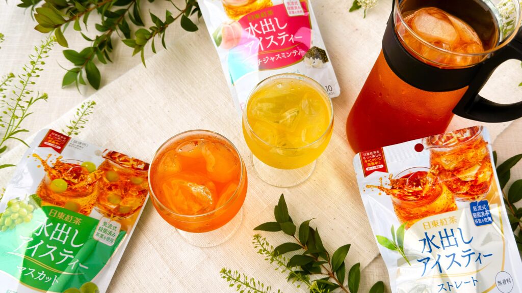 日東紅茶_冷水で抽出した「水出しアイスティー マスカット」や「ストレート」「ピーチジャスミン」やパッケージが並んでいる様子