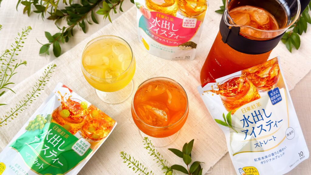 日東紅茶_冷水で抽出した「水出しアイスティー マスカット」や「ストレート」「ピーチジャスミン」が置いてある様子