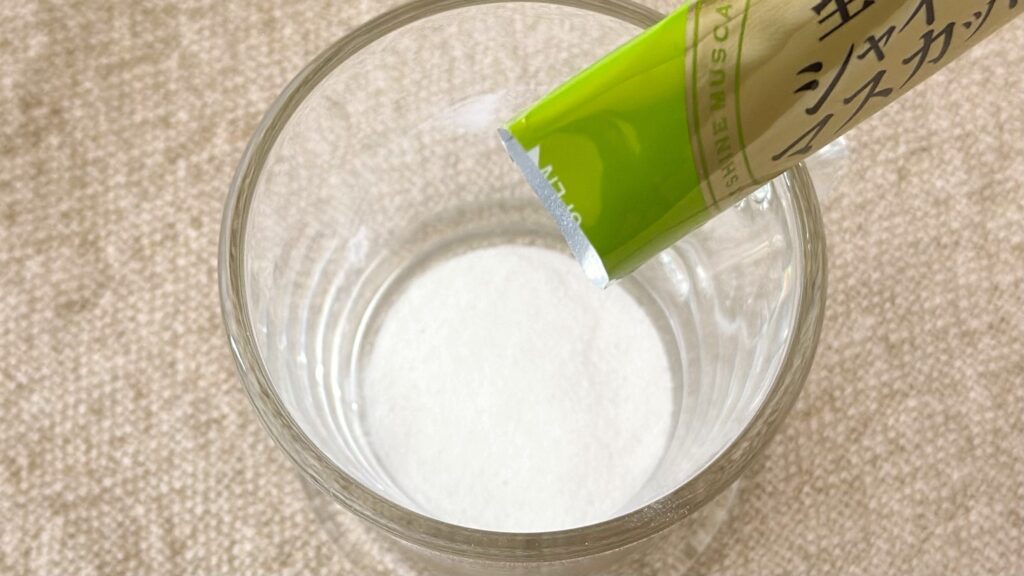 日東紅茶_個包装の「至福のシャインマスカット」をグラスにいれている様子