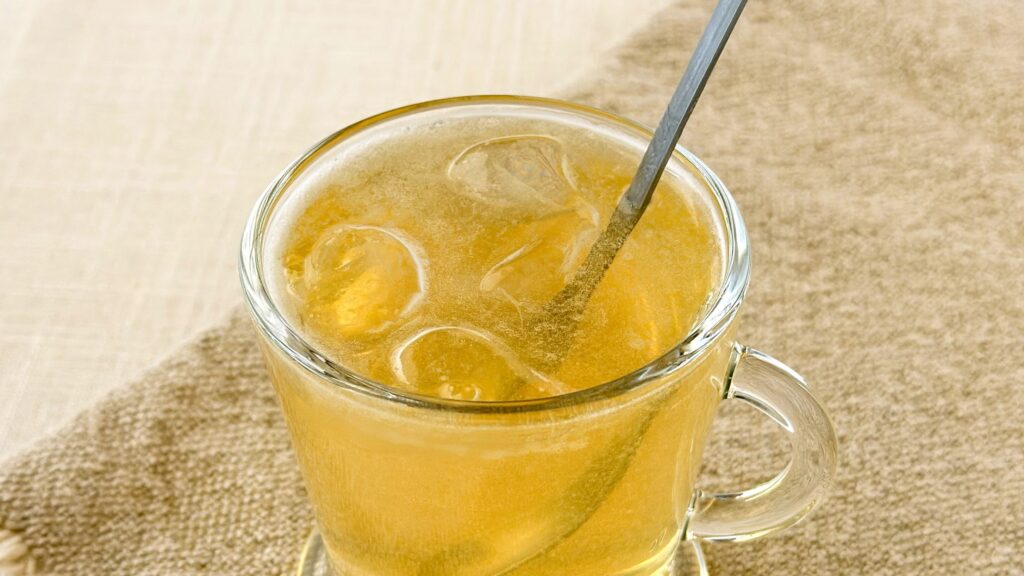 日東紅茶_「至福のシャインマスカット」をかき混ぜている様子