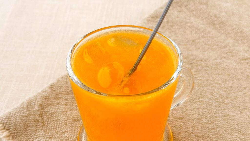 日東紅茶_「至福のとろけるマンゴー」をかき混ぜている様子