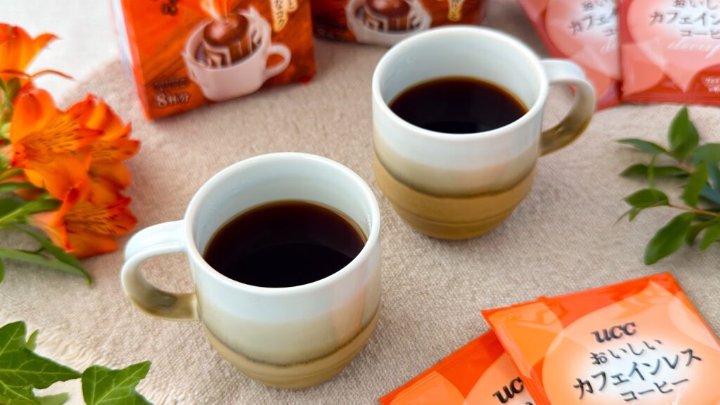 UCC_マグカップに注いだ「おいしいカフェインレスコーヒーワンドリップコーヒー」と「おいしいカフェインレスコーヒーワンドリップコーヒー コク深め」