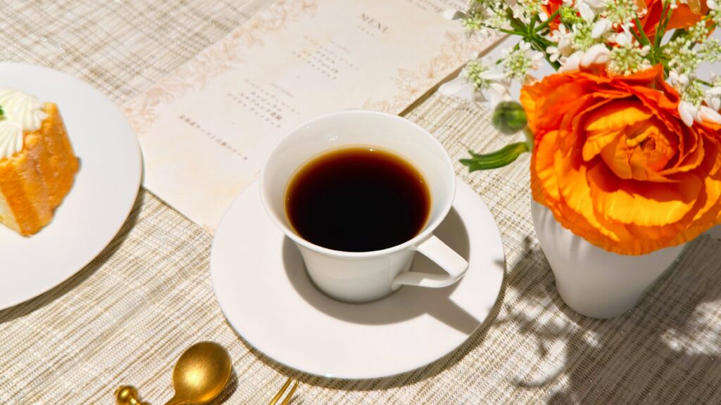 UCC_コーヒーやお花などが飾られている様子