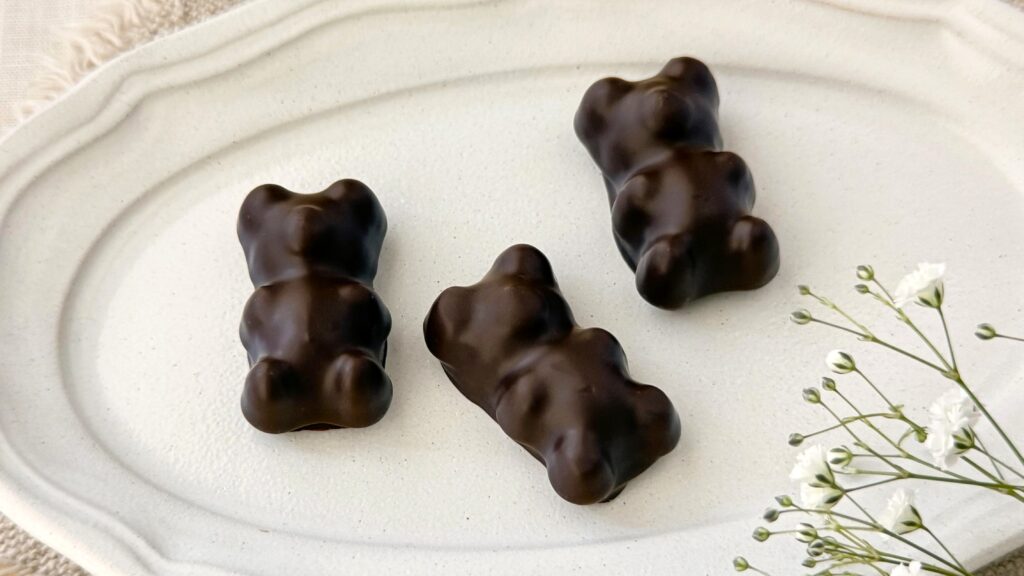 クルイゼル_「ギモーヴベア」ダークチョコレートの皿盛り