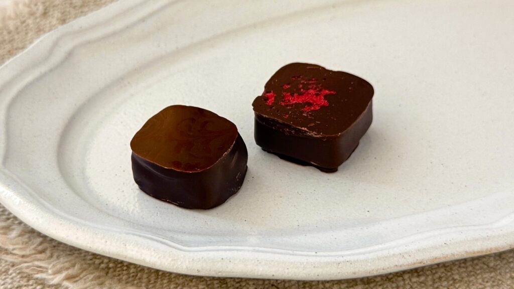 クルイゼル_「コフレ・ル・ショコラ No.15」のエスペリンやフランボワジーヌの皿盛り