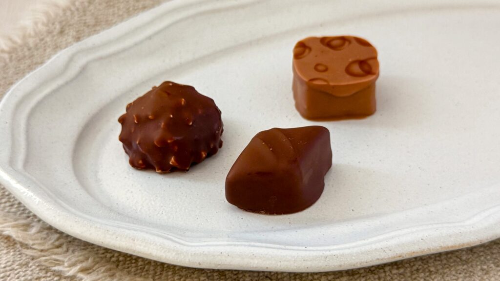 クルイゼル_「コフレ・ル・ショコラ No.15」のデリスやプラリネロワイヤル・レ、カセ・ノアゼットの皿盛り