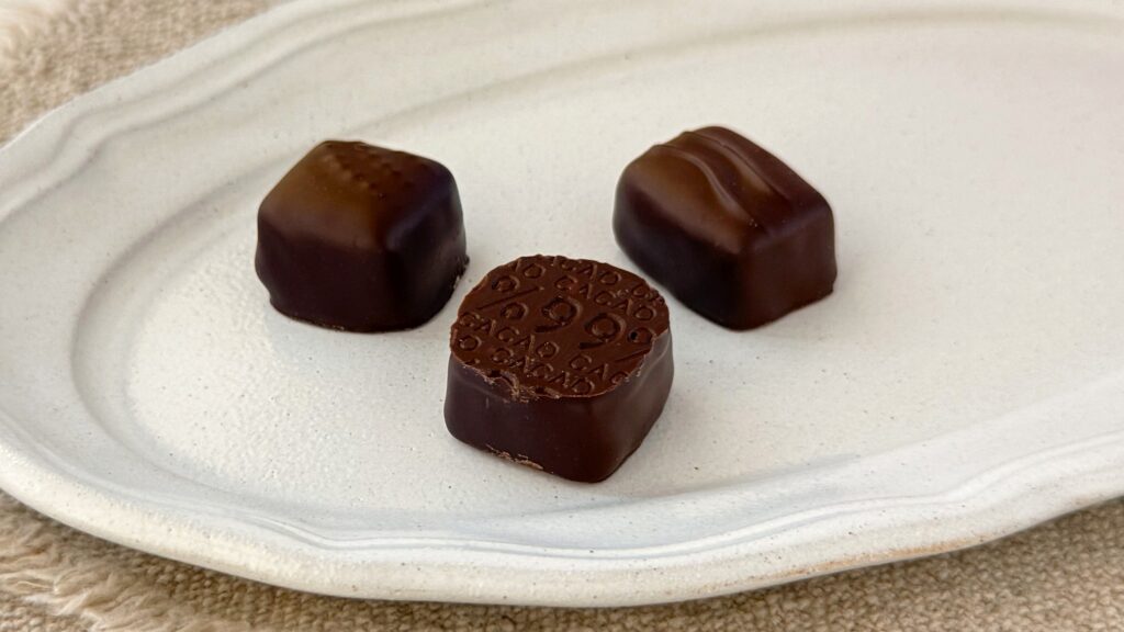 クルイゼル_「コフレ・ル・ショコラ No.15」のラ・ラグナやカカオフォルテ、バイアの皿盛り