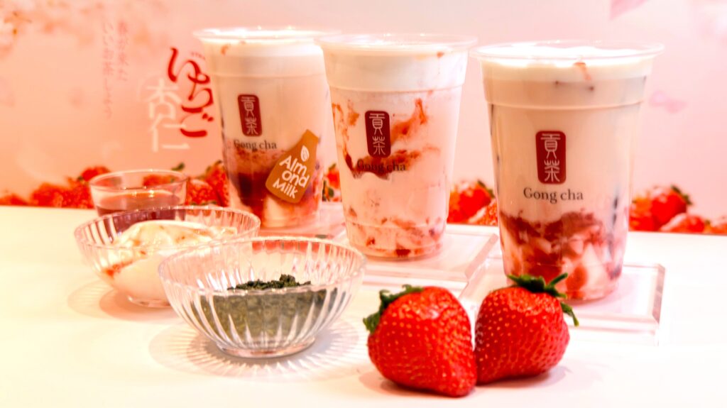 ゴンチャ_「いちご杏仁 ミルクティー」や「いちご杏仁 アーモンドミルクティー」「いちご杏仁 ジェラッティー」が置いてある様子