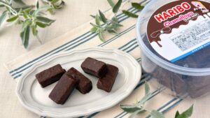 ハリボー_「チャマローズソフトキス（チョコマシュマロ）400g」の皿盛りとパッケージが並んでいる様子