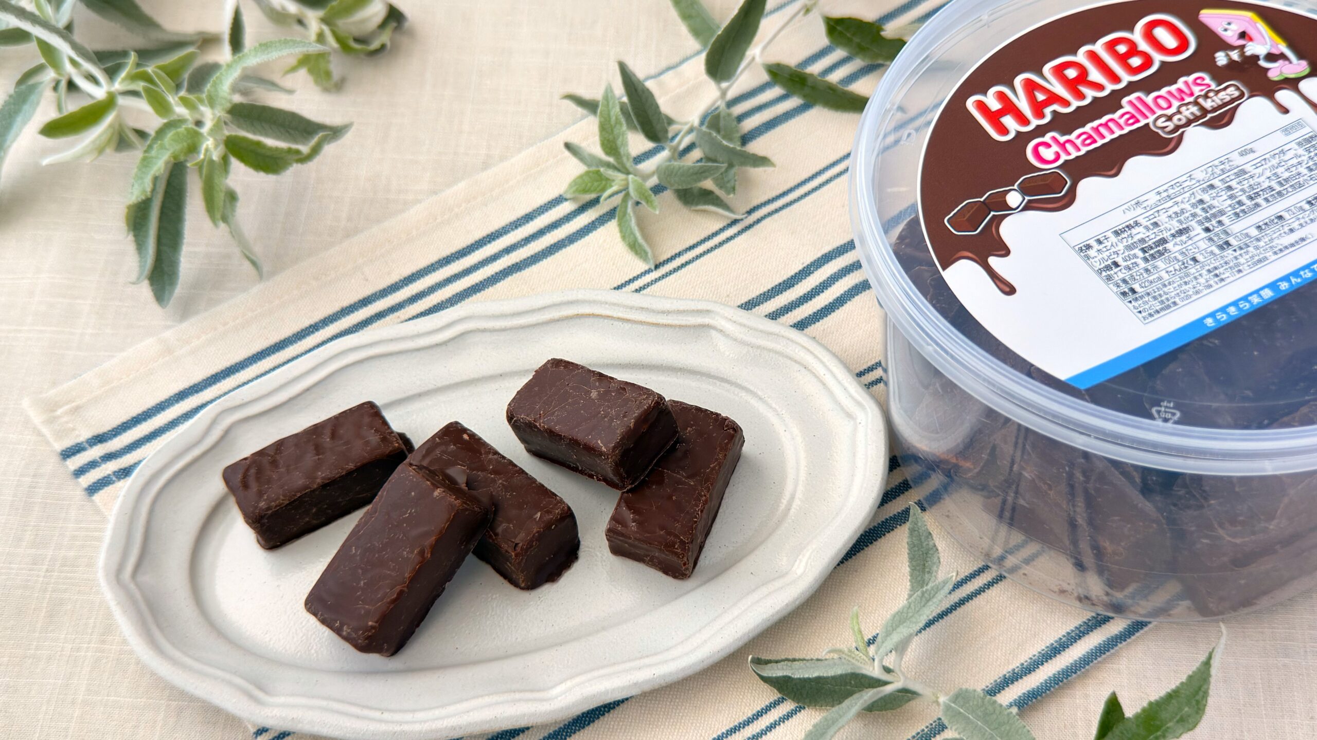 ハリボー_「チャマローズソフトキス（チョコマシュマロ）400g」の皿盛りとパッケージが並んでいる様子