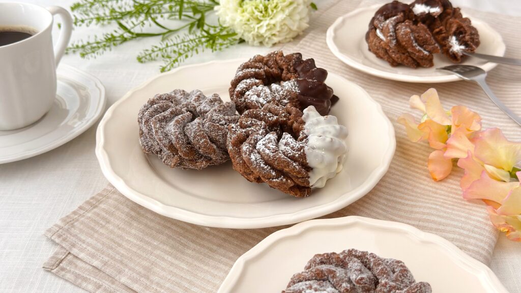 ミスタードーナツ_ショコラフレンチシリーズの3種類の皿盛りとコーヒーが並んでいる様子